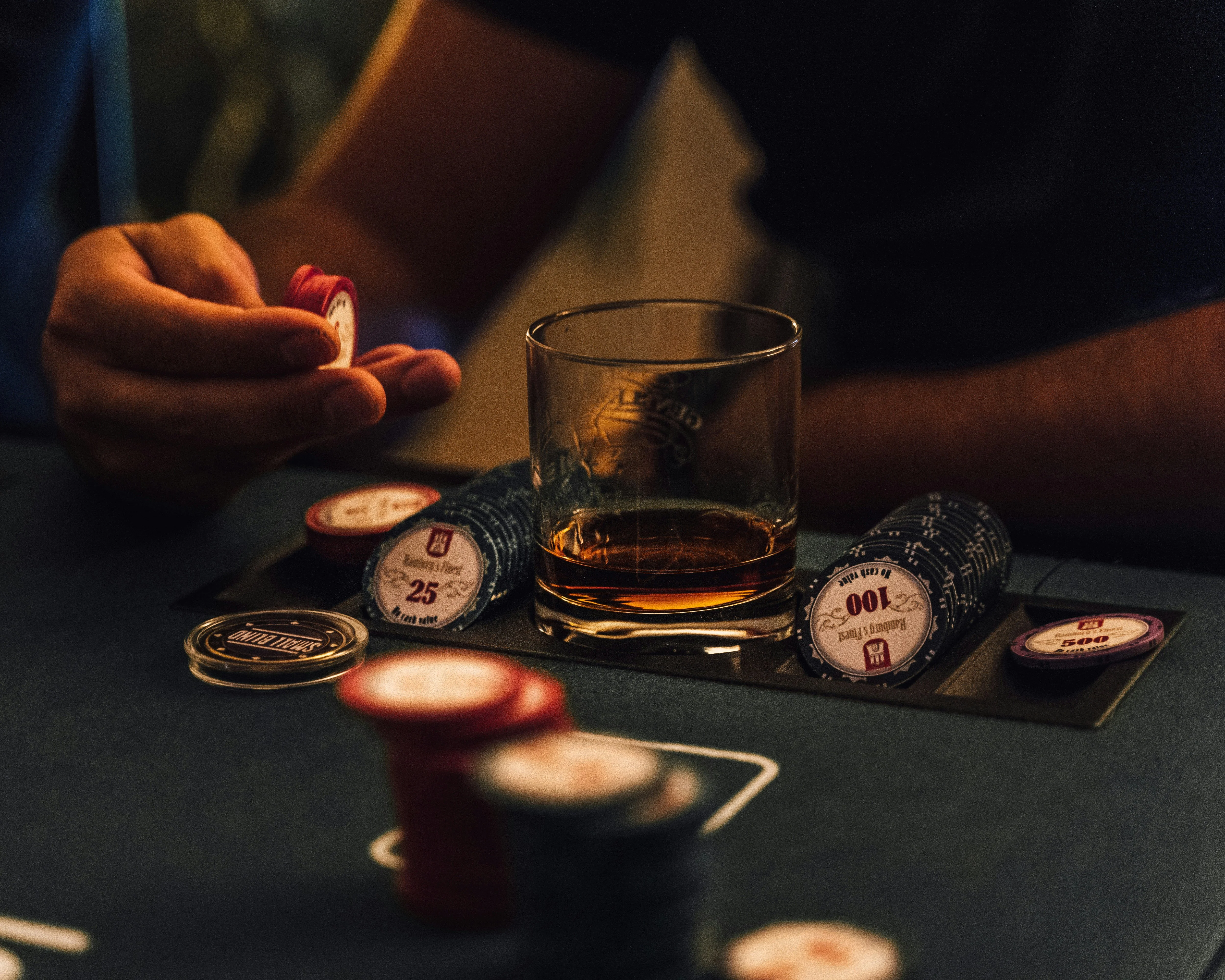 Fichas de casino y copa sobre una mesa