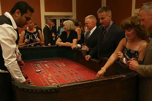 Mesa de ruleta y blackjack en un casino
